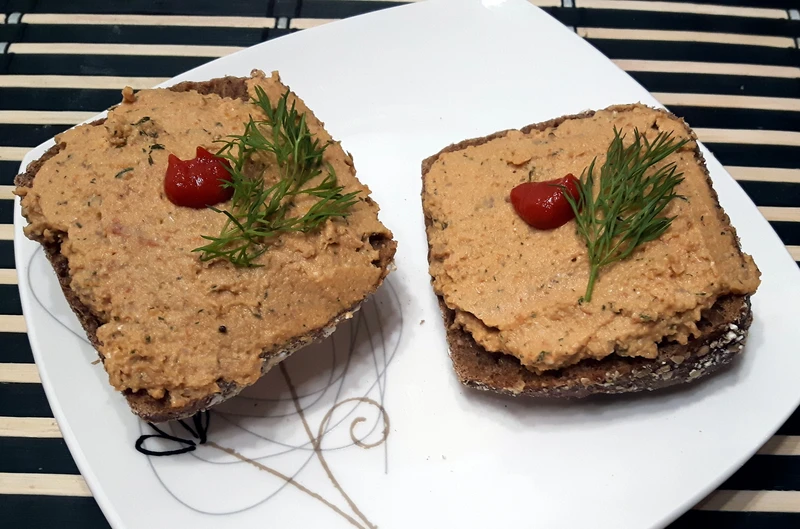 Pasta a'la hummus pomidorowa z koperkiem