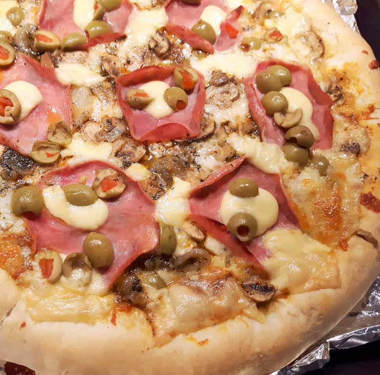 Pizza z szynką  pieczarkami