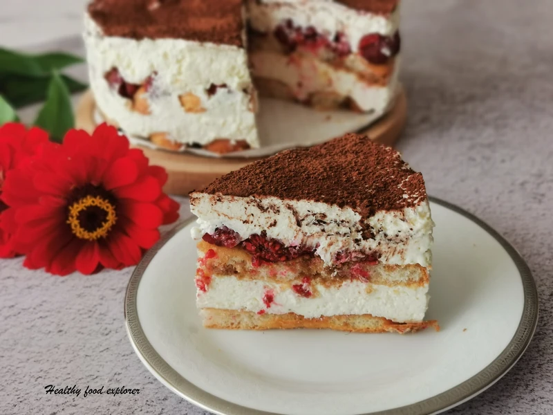 Torcik tiramisu z malinami