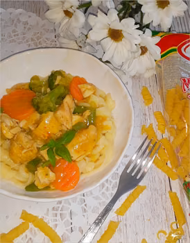 Makaron z mięsno-warzywnym sosem