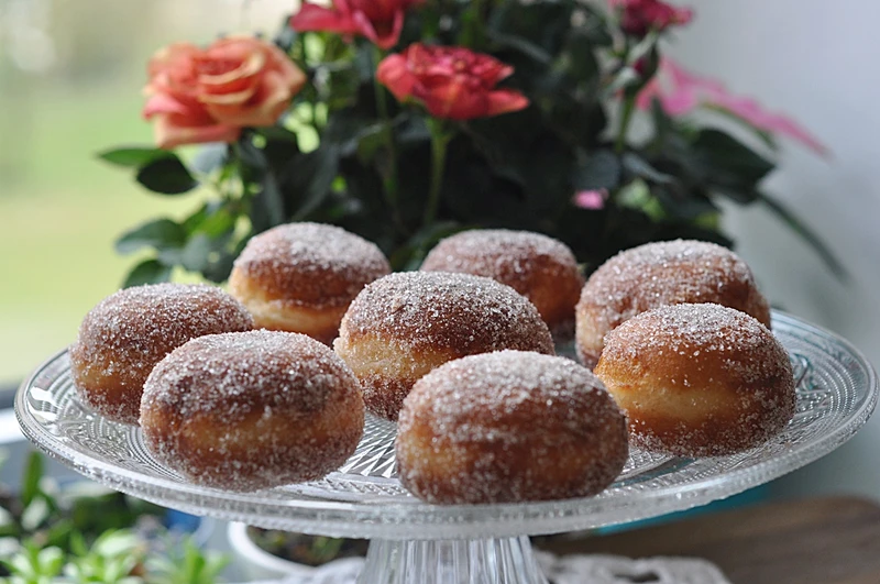 Drożdżowe mini pączki w cukrze z cynamonem