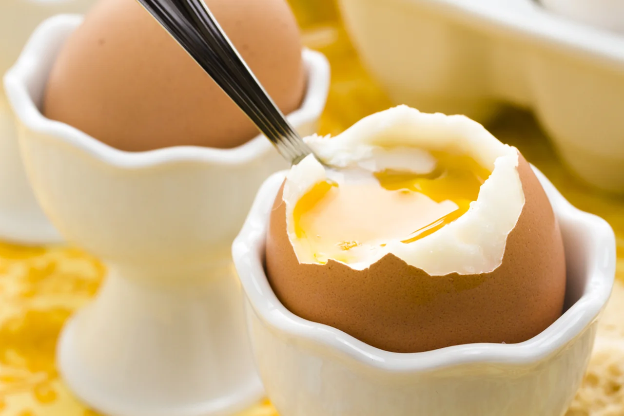Jak ugotować idealne jajka na miękko?