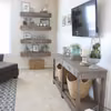 Surowe drewno w salonie