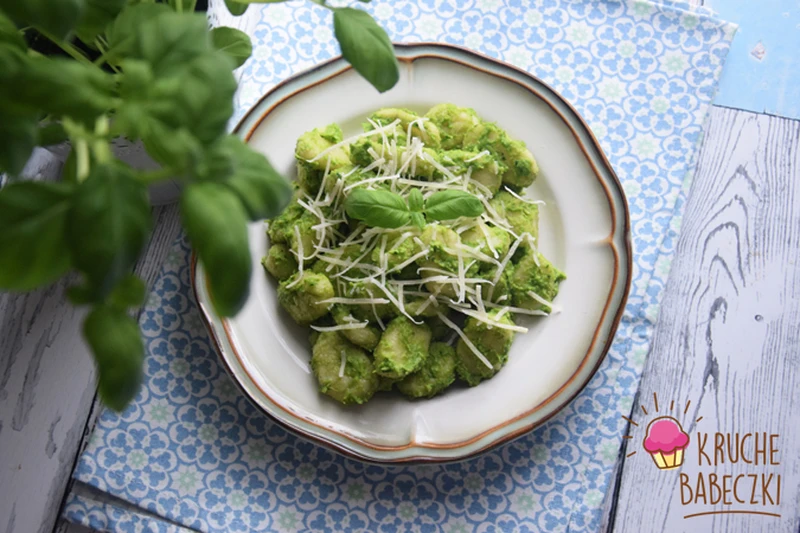 GNOCCHCI Z PESTO Z RUKOLI I NATKI PIETRUSZKI
