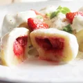 knedle z truskawkami ze śmietaną i cynamonem