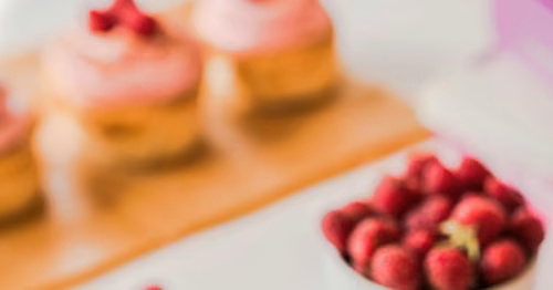 2 przepisy na zdrowe przekąski dla dzieci z wykorzystaniem pełnoziarnistej kaszki dla dzieci –spróbuj daktylowych kulek mocy lub bananowych muffinek z