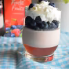Panna cotta z herbacianą galaretką, borówkami i bitą śmietaną