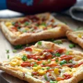 Pizza/zapiekanka z ciasta francuskiego  (z tuńczykiem i kukurydzą)
