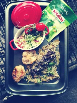 Kaszanka z grilla zapiekana z kiszoną kapustą i szałwią.