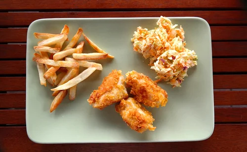 Kurczak w płatkach kukurydzianych z surówką coleslaw