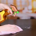 Jak usunąć rysy na meblach?