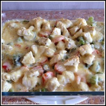 Zapiekanka ziemniaczana z kurczakiem i warzywami w sosie serowo-śmietanowym.