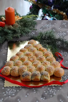 Drożdżowa choinka z kapustą i grzybami