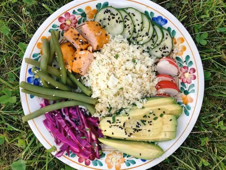 PONIEDZIAŁEK: POKE BOWL – HAWAJSKA SAŁATKA WARZYWNA