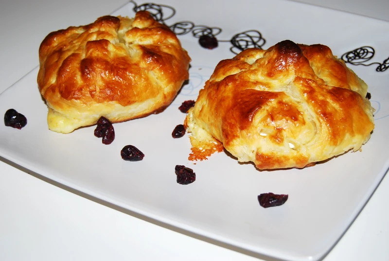 Camembert pieczony w cieście francuskim