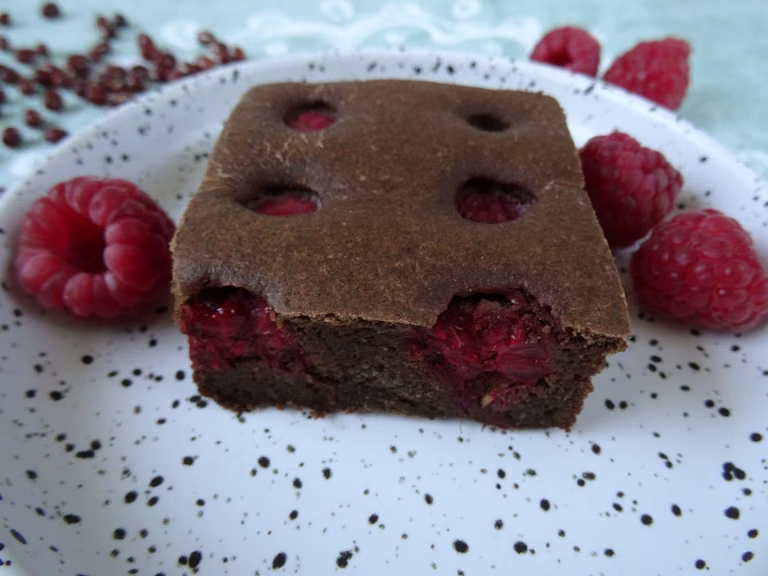 Fasolowe brownie z malinami