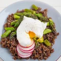 QUINOA ZE SZPARAGAMI I JAJKIEM