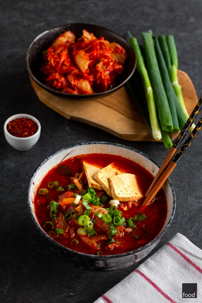 Kimchi guk - koreańska zupa z kimchi