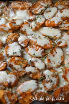 Pieczone bataty z mozzarellą
