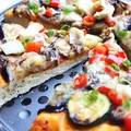 PIZZA Z BAKŁAŻANEM, CUKINIĄ I TRZEMA SERAMI