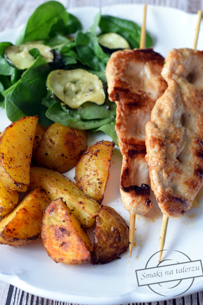 Filet na patyku z pieczonymi ziemniakami oraz sałatką ze szpinaku i cukinii