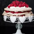 Tort bezowy z malinami