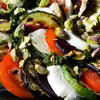 Warzywne caprese z pistacjami