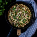 Socca czyli placek z mąki z ciecierzycy + pieczarki + cebula + ser