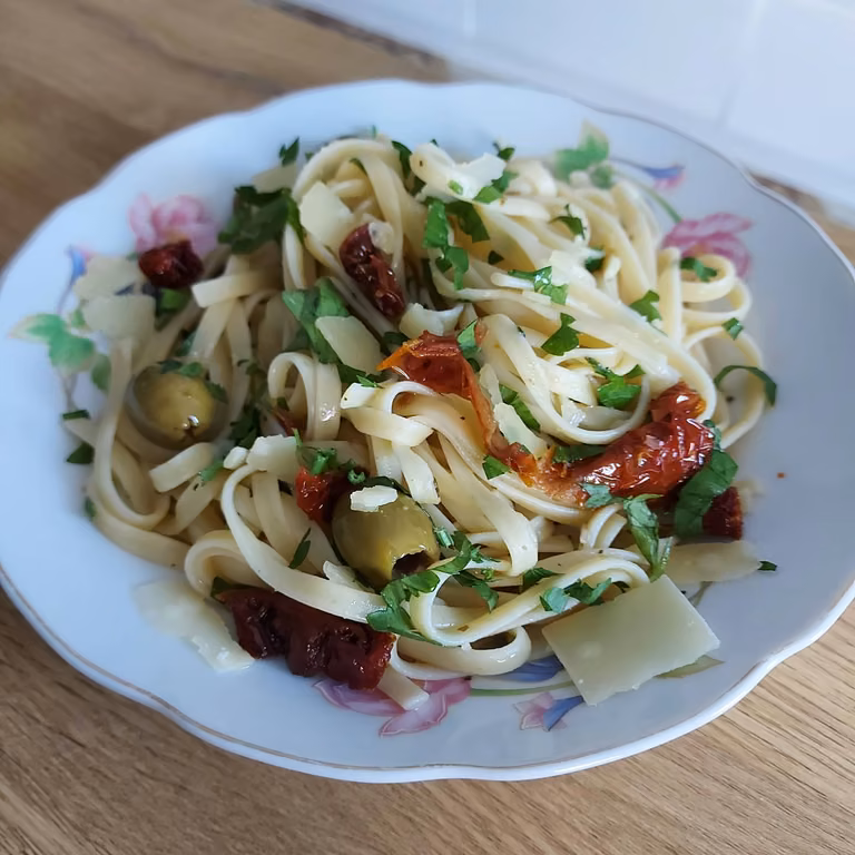 Linguine z suszonymi pomidorami i zielonymi oliwkami.