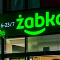 Zakaz wstępu dla klientów z ulicy? Żabka otwiera “ciemne sklepy”