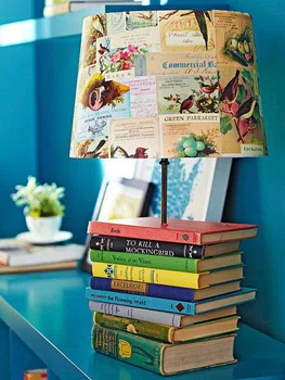 Lampka zrobiona z książek