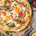 Pizza śniadaniowa z jajkiem i awokado