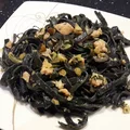 CZARNE TAGLIATELLE Z PIETRUSZKĄ I ŁOSOSIEM WĘDZONYM