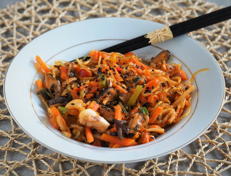 Keto makaron stir-fry - moderncavegirl.pl