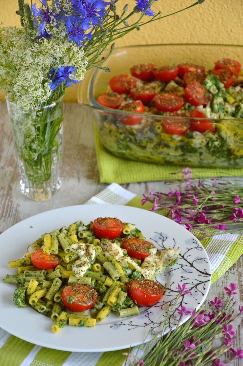 Zapiekanka makaronowa ze szpinakiem, pomidorkami i mozzarellą