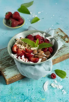 Jogurt z malinami i truskawkami, czyli zdrowe śniadanie