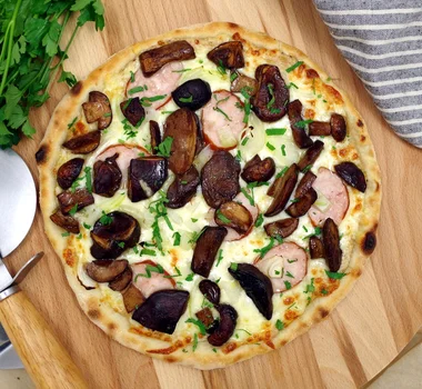 Pizza z grzybami leśnymi