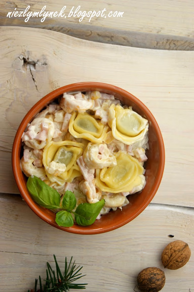 Świąteczna sałatka z ravioli szpinakowym