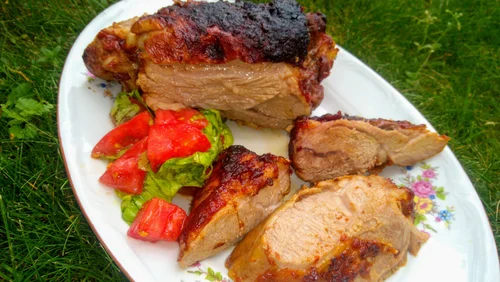 Wolno pieczony udziec z indyka w sosie barbecue