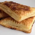 Rożki z ciasta francuskiego z serem