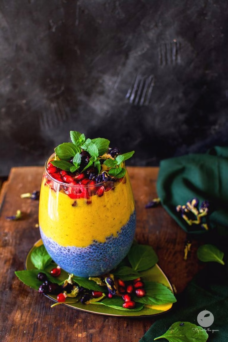 Niebieski pudding chia z bananowym smoothie z mango