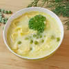 Kremowa zupa z tortellini, groszkiem, orzechami i parmezanem