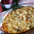 Zapiekanka makaronowa z pieczarkami, kiełbasą i papryką. Szybka i smaczna.
