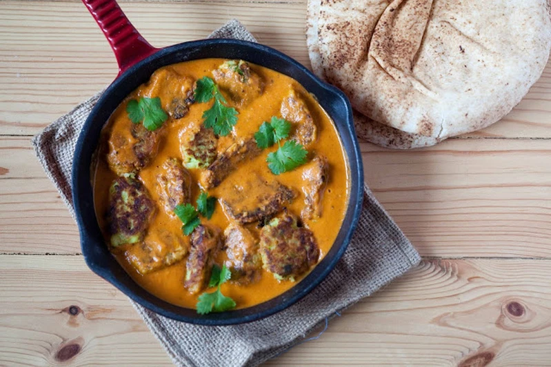 Pulpety z cukinii i ziemniaków w pomidorowo-kokosowym sosie curry