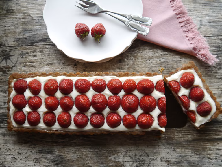 Tarta migdałowa t truskawkami i kremem amaretto