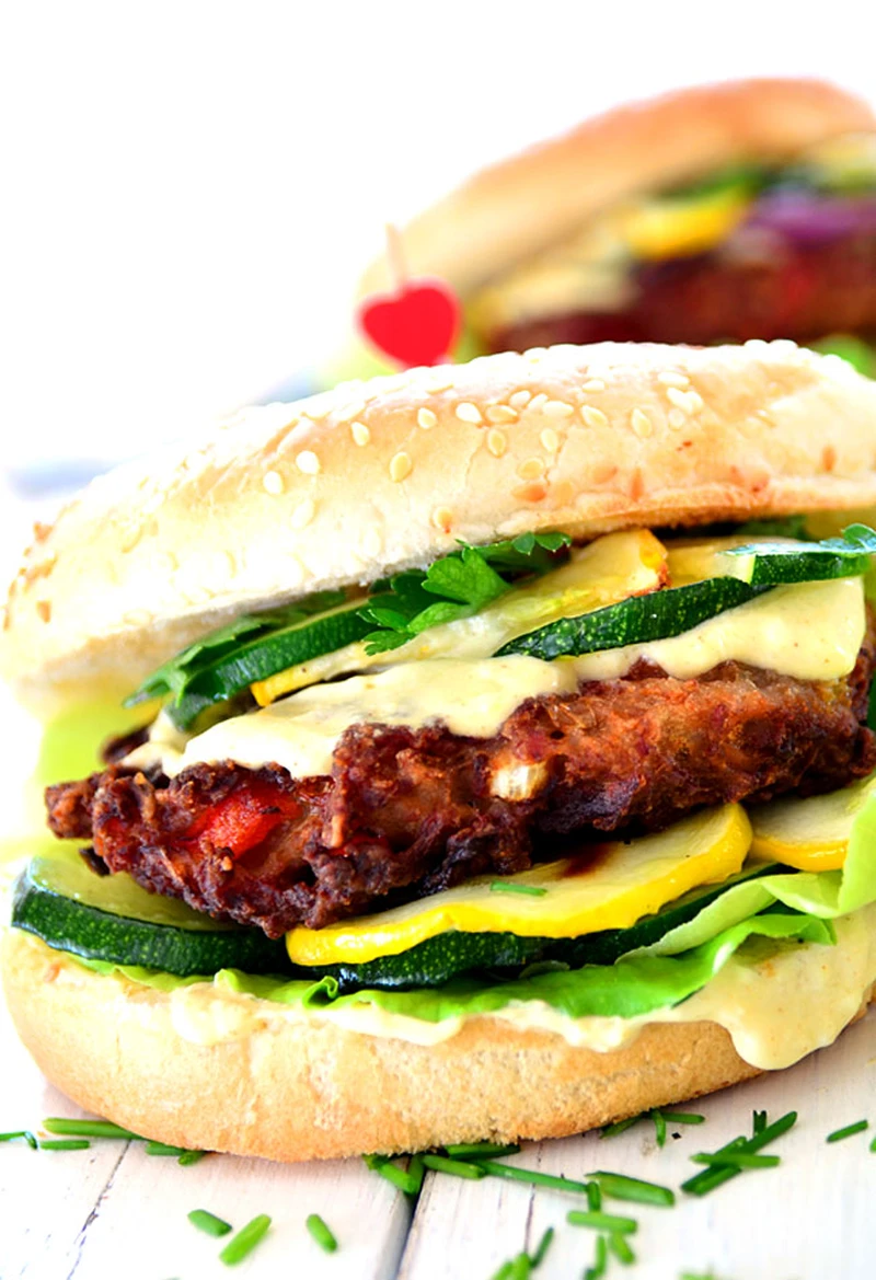Burgery z mięsa mielonego z papryką i pieczonymi cukiniami