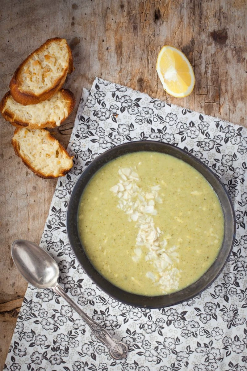 Zupa brokułowa z serem cheddar