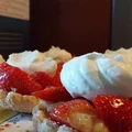 Farncuskie koszyczki z kremem budyniowym, galaretka, swiezymi truskawkami i bita smietana_ pychotka