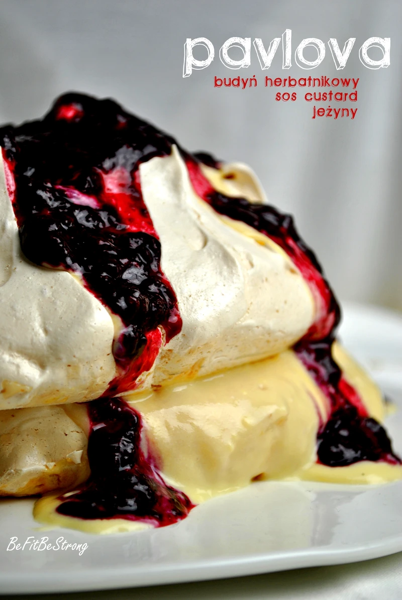 Pavlova z budyniem herbatnikowym, sosem Custard i jeżynami