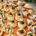 Kanapeczki ze śledziem - małe proste przekąski